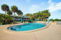 Pool Access & Lanai: Riverfront Welaka Condo! - 수영장