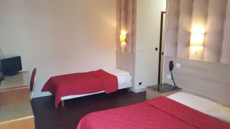 Hôtel Média Отели рядом с достопримечательностью «Высшая нормальная школа»