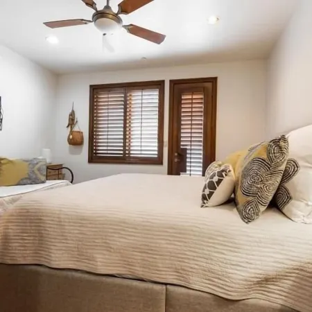 Strawberry Park Ski-in Ski-Out Condo Close to Chairlift