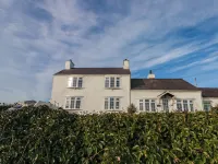 Fferm Porthdafarch South Farm House Hotel di Llanfair-yn-Neubwll