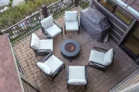 Incredible Executive Private Pet Friendly Home - LR902 by RedAwning