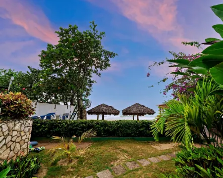 Beach House Condos, Negril โรงแรมในเนกริล