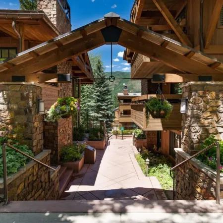 Aspen Condo W Pool, Hot Tub & 2 Blocks to Gondola - Fh4