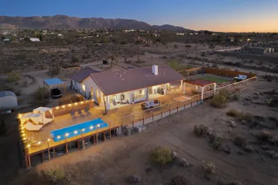 Rancho Nopales Jt - Pool, Hot Tub, Hammocks, Fast Wifi + Views! 4 Bedroom Home by RedAwning Hotels in Joshua Tree