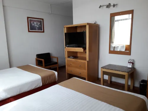 Hotel Napoles - พร้อมอาหารเช้า