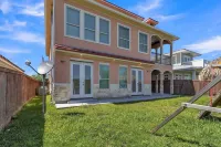 Charming 2 Story Retreat 2 Bedroom Home by RedAwning