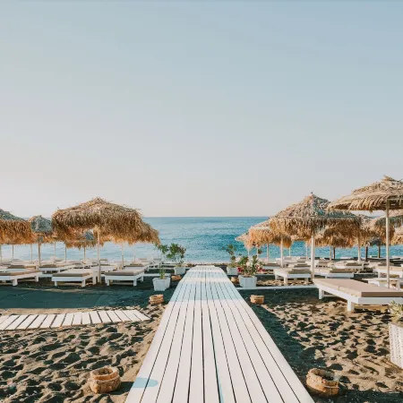 Sea View Beach Hotel Отели рядом с достопримечательностью «Пляж Периволос»