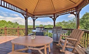 Mtn Views & Fire Pit: Rustic Piney Creek Cabin