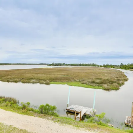 Family-Friendly Waterfront Oasis: 7 Miles to Beach