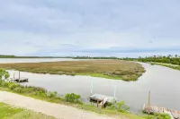 Family-Friendly Waterfront Oasis: 7 Miles to Beach - parking