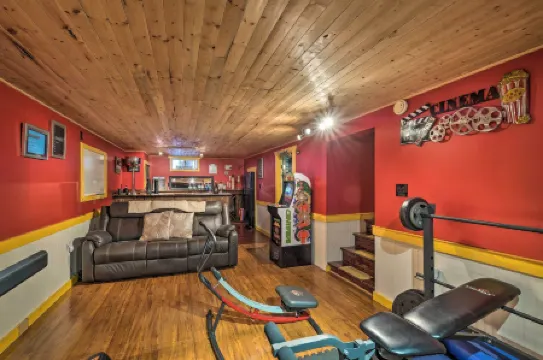 Stylish Suburban Getaway, 10 Miles to Royal Mtn!