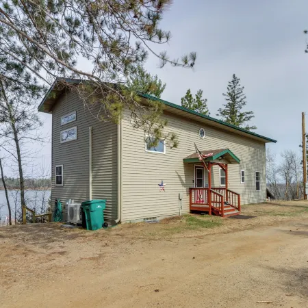 Private Dock Lakefront Family Home in Outing