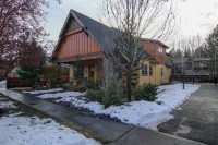 Wild Meadow 30 Day Minimum 4 Bedroom Home by RedAwning Hotels in 