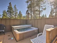 Sunriver Home w/ Hot Tub & 8 Sharc Passes โรงแรมในซันริเวอร์