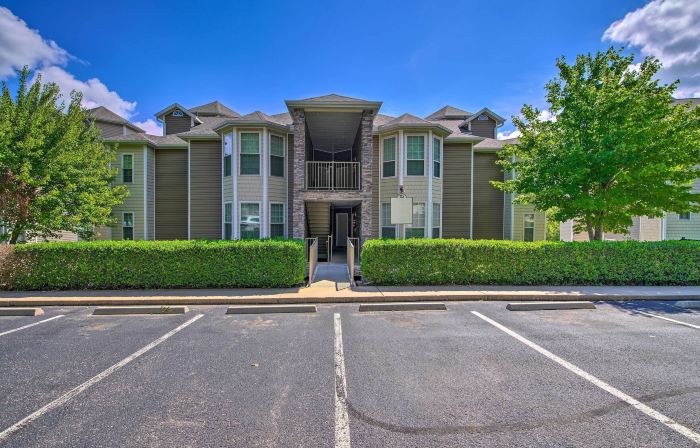 Bright Ozarks Condo w/ Balcony & Lake Views!