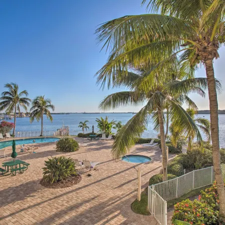 Bayfront Retreat Private Balcony and Pool Access!