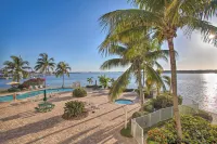 Bayfront Retreat Private Balcony and Pool Access!