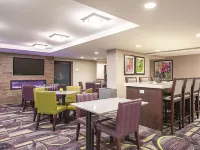 La Quinta Inn & Suites by Wyndham Baltimore N / White Marsh Hotels in Nottingham