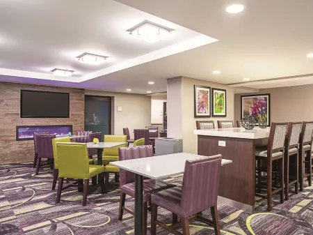La Quinta Inn & Suites by Wyndham Baltimore N / White Marsh