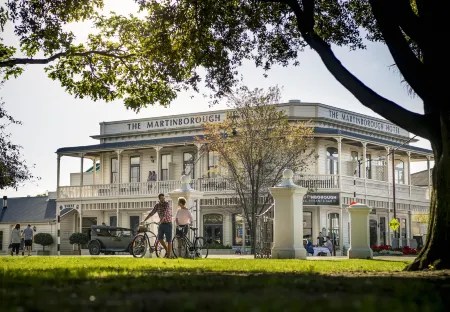 The Martinborough Hotel Отели в г. Мартинборо