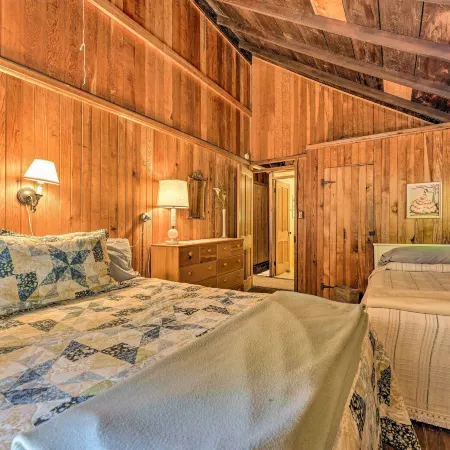 Douglas 'Whispering Winds' Cottage w/ Beach! Hoteles en Douglas