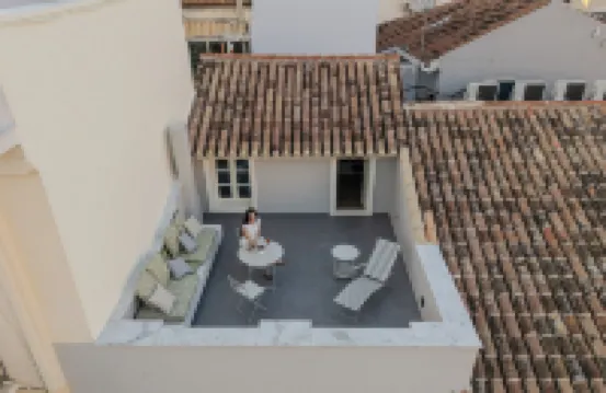 Amalie Suites