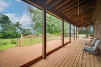 Peaceful Raphine Cottage w/ Deck & Fireplace! - Parking