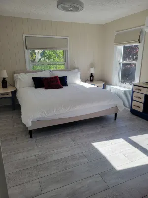 Spacious 5-bedroom house with room for 3 families & pups, in charming Ashtabula Hotels in Ashtabula