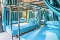 Golden Mountain Hostel - Bed and Breakfasts