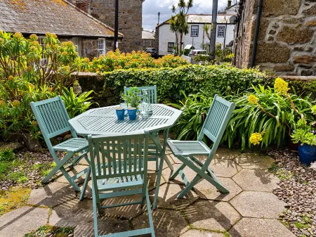 Cosy Mousehole Cottage with Sea Views