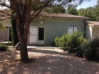 Villa with swimming pool South Ardéche فنادق في 