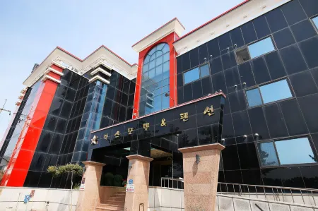 Taean Lux Pensiontel Отели рядом с достопримечательностью «Ch'ŏngp'odae-haesuyokchang»