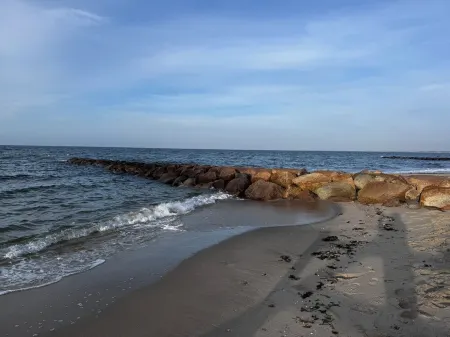 Charming Cape Cod house in Dennis Massachusetts. Pets Friendly! Отели рядом с достопримечательностью «Парк Си Вью»