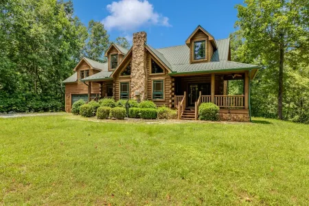 5 miles to Tryon Equestrian Center large log cabin  4 Bedroom 2.5 bath
