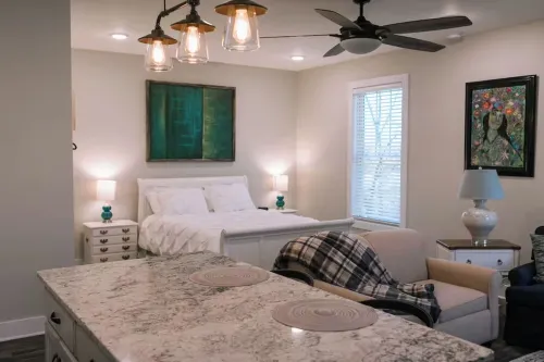 Blue Nest: Your Modern Downtown Perch - Downtown BG