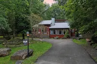 Trail House by AvantStay Walk to Creek Deck Hotels near Dollar General