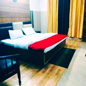 Hotel Holiday Plaza Dalhousie - Near Ghandhi Chowk Mall Road