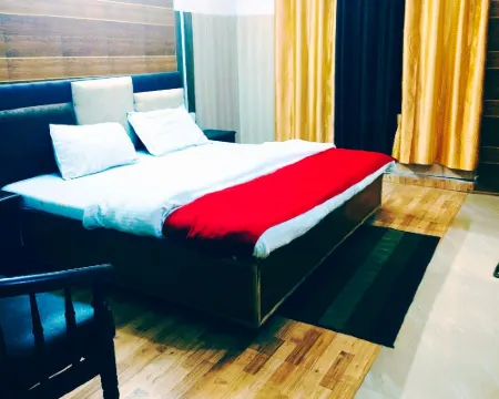 Hotel Holiday Plaza Dalhousie - Near Ghandhi Chowk Mall Road チャンバのホテル