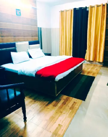Hotel Holiday Plaza Dalhousie - Near Ghandhi Chowk Mall Road