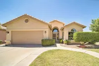Hot Tub Relaxation & Golfing: Bright Chandler Home - Homestays