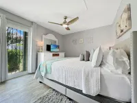Oceanfront, Beachfront, Ground Floor, Beautiful Remodeled condo with pool access
