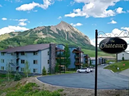 Mountain side Top Floor Condo, heated pool, spa, sauna & short walk to chairlift