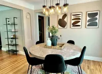 Stylish, Spacious, 4 TV's, Game Room w/ Bar and Lounge Area