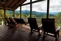 QUAINT MOUNTAIN COTTAGE-BREATH TAKING VIEWS-1.5 MILES TO DOWNTOWN WAYNESVILLE
