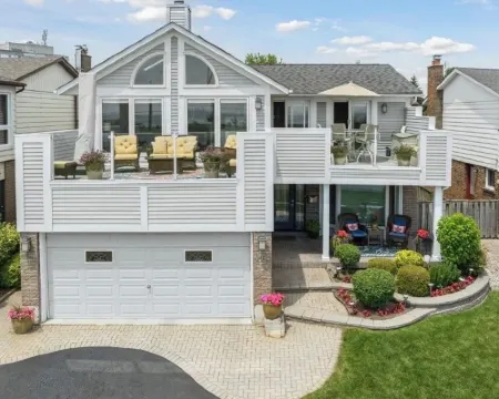 Lake Breeze Apartment, EV Charging & Free Parking Hotels in Ajax