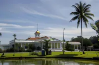 The Aquina House Hotel dekat Jalur Cisadon