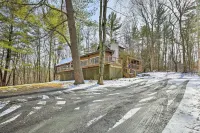 West Cornwall Cabin ~ 4 Mi to Covered Bridge! - Pet friendly