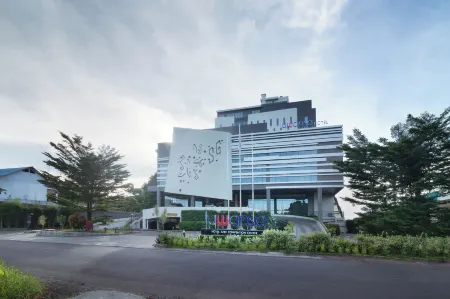 Luwansa Hotel and Convention Center Manado Отели в г. Манадо