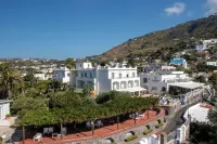 San Michele Hotel & Spa فنادق في Serrara Fontana