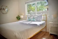 ✨ *NEW* Peaceful Modern Retreat w/ BBQ 🍗 Pool 🌊 Foosball ⚽️ Hoteles cerca de Puente del Reloj de Sol